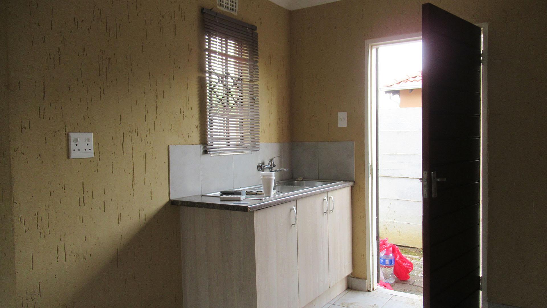 Kitchen - 7 square meters of property in Savanna City