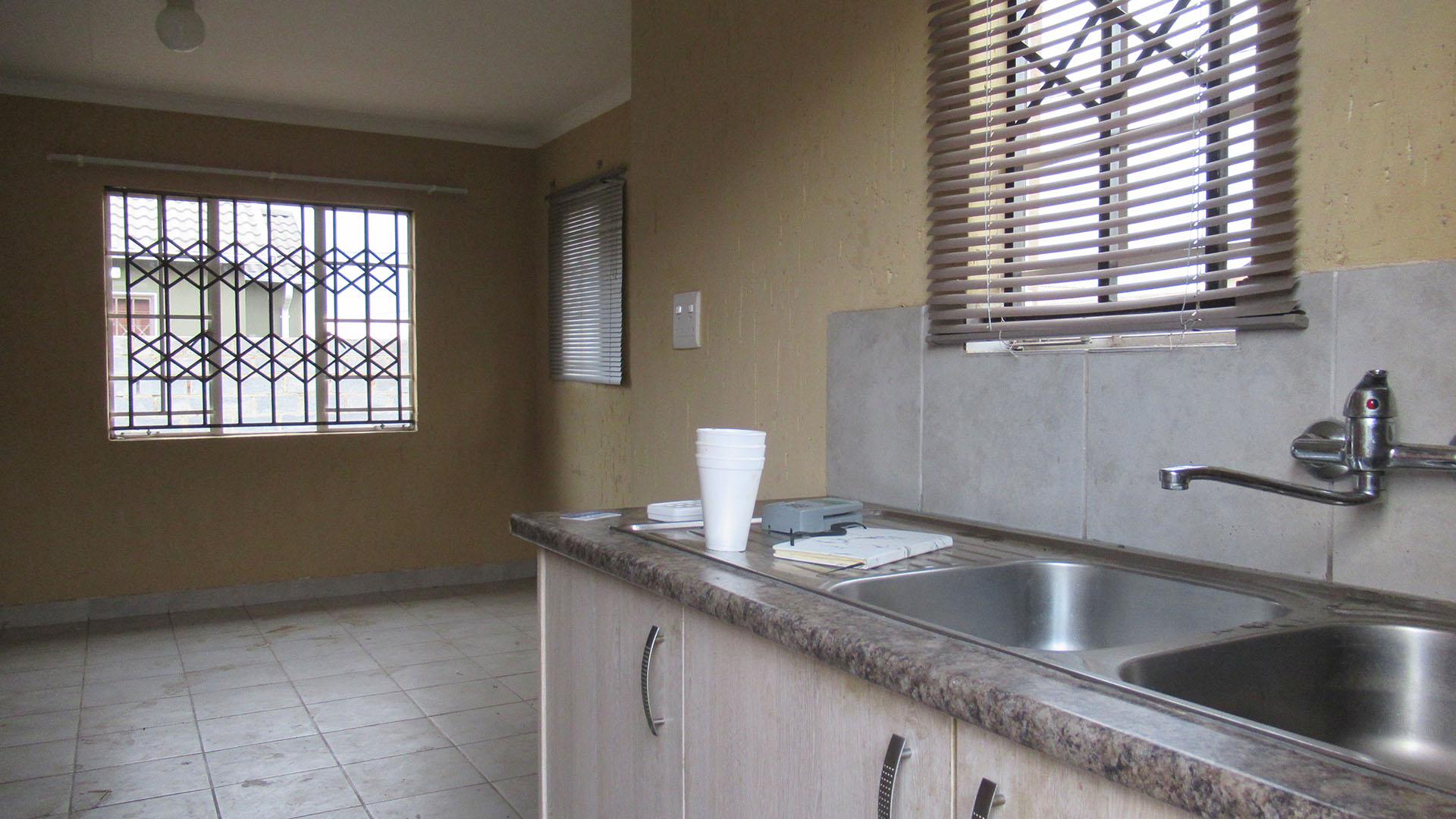 Kitchen - 7 square meters of property in Savanna City