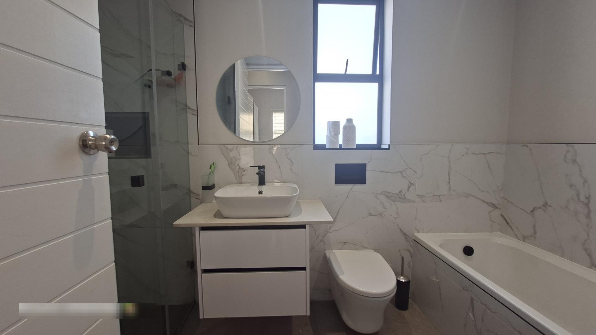 Bathroom 1 of property in Somerset West