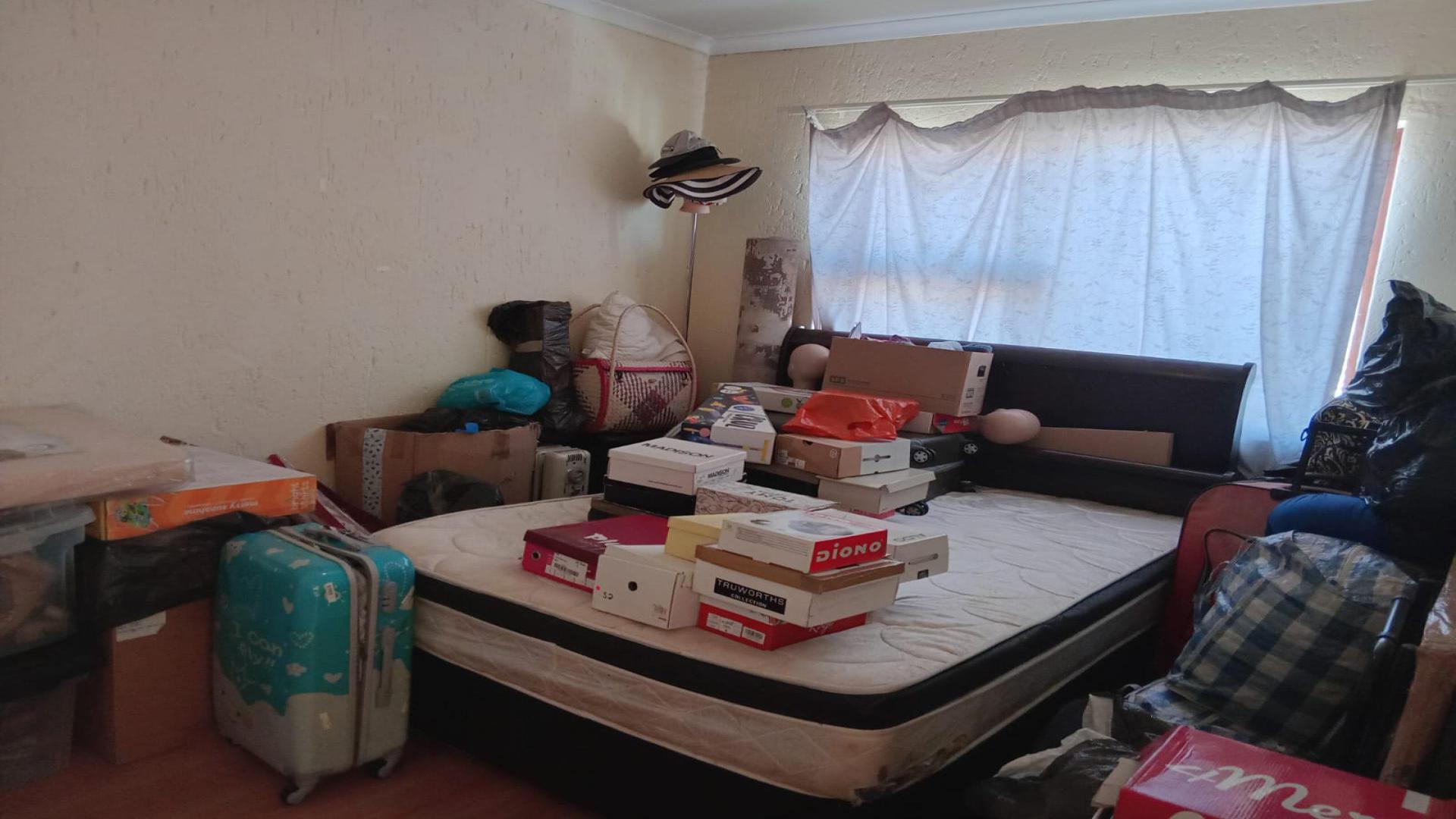Bed Room 1 - 14 square meters of property in Eveleigh