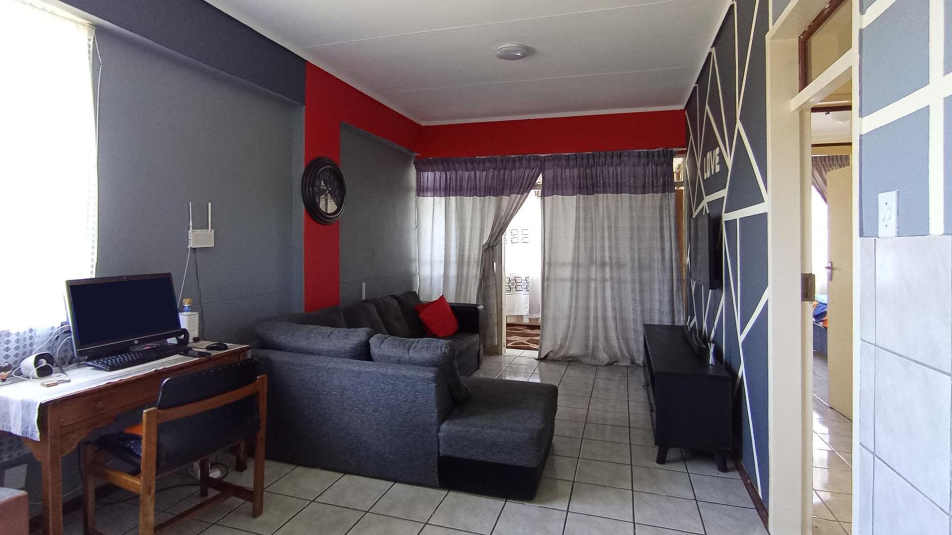 Lounges - 20 square meters of property in Silverton