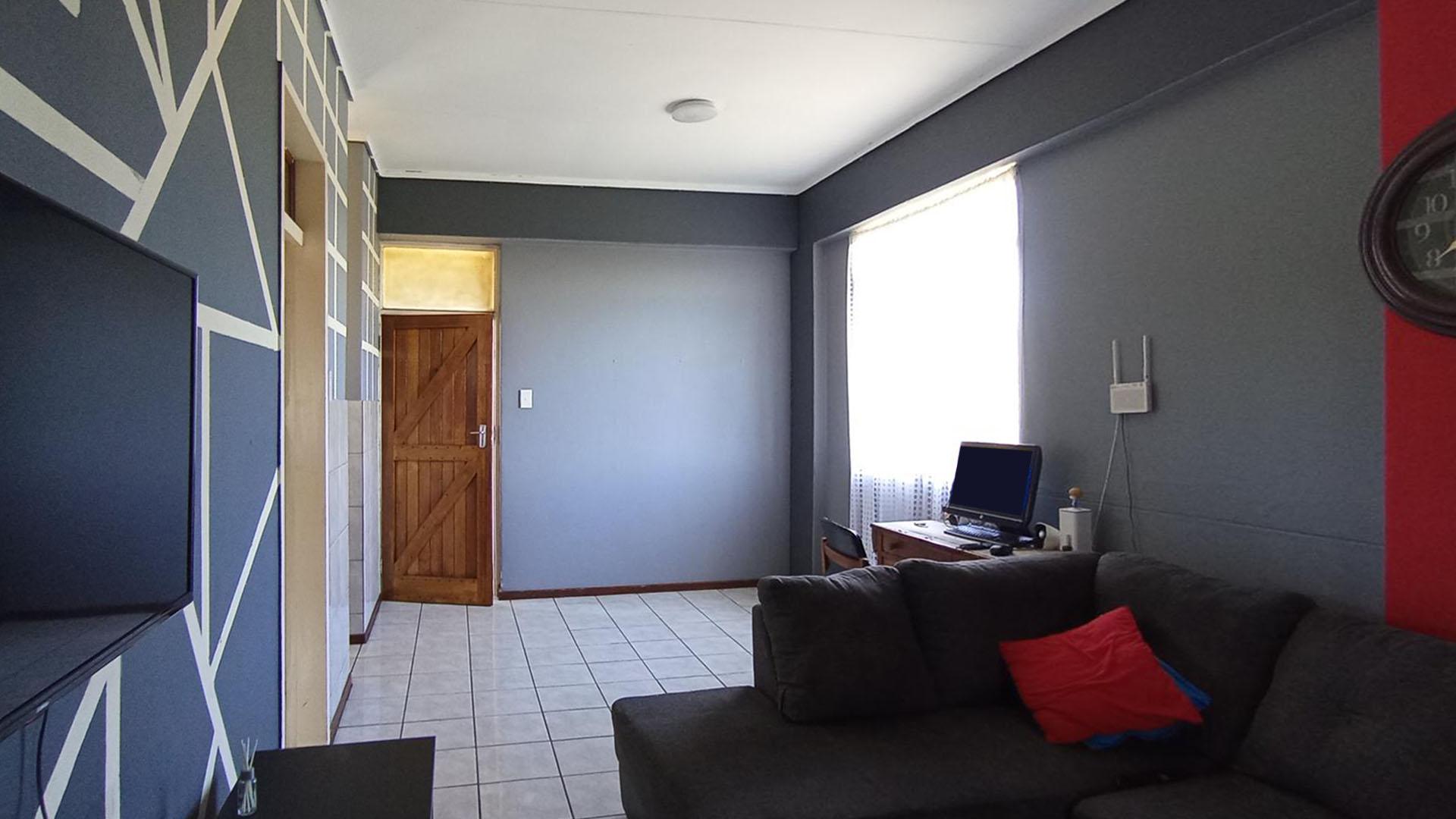 Lounges - 20 square meters of property in Silverton