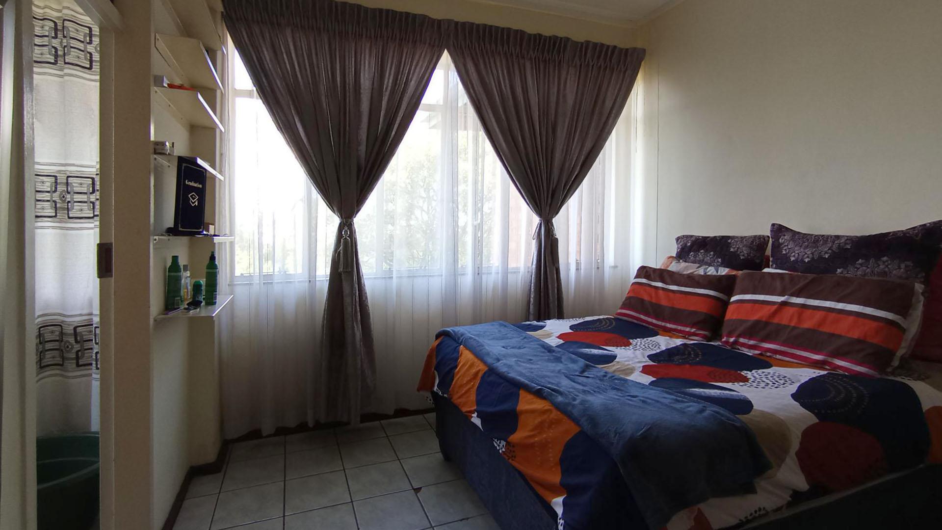 Bed Room 1 - 11 square meters of property in Silverton