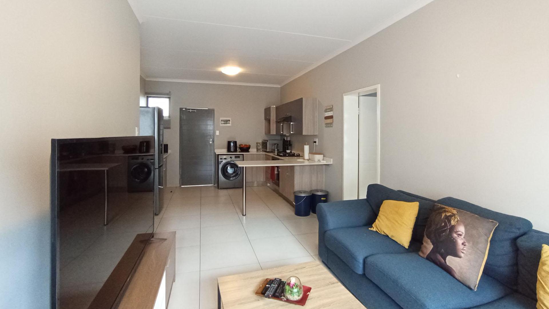 Lounges - 13 square meters of property in Midridge Park