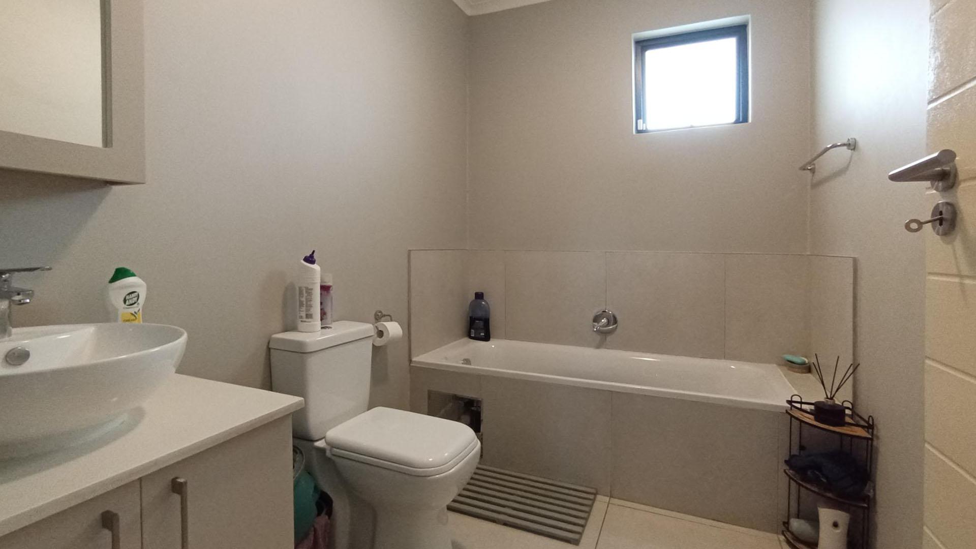 Bathroom 1 - 6 square meters of property in Midridge Park