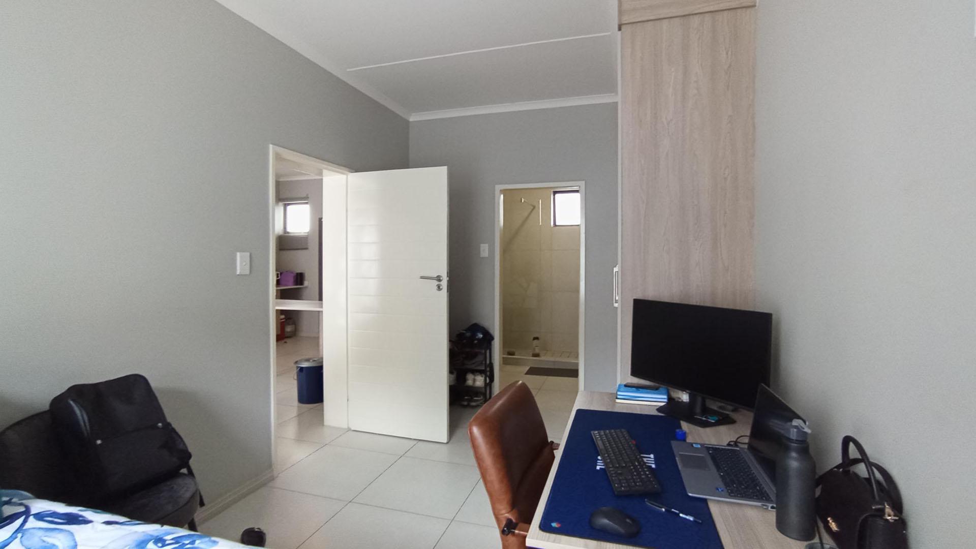 Main Bedroom - 16 square meters of property in Midridge Park