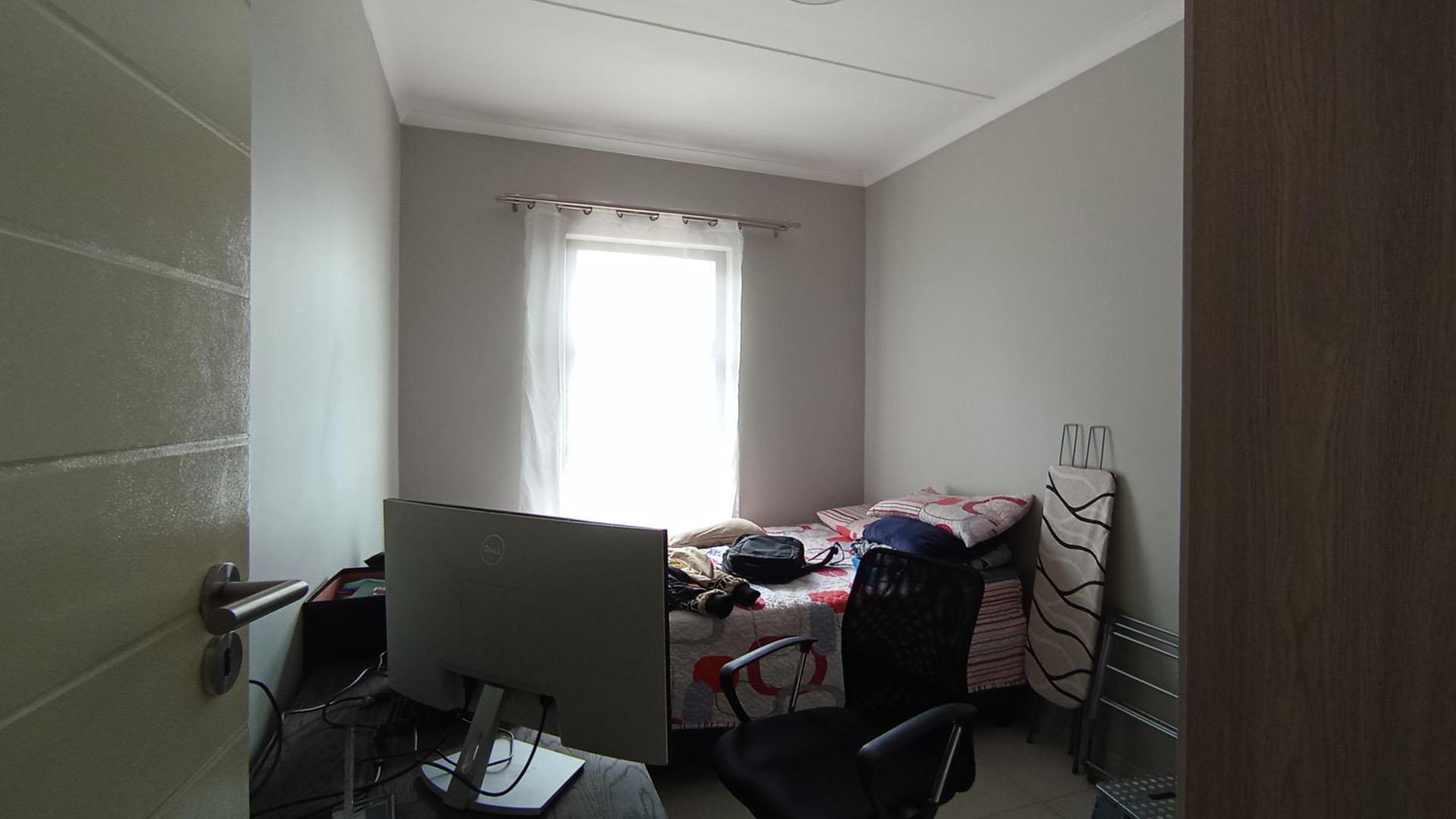 Bed Room 1 - 11 square meters of property in Midridge Park