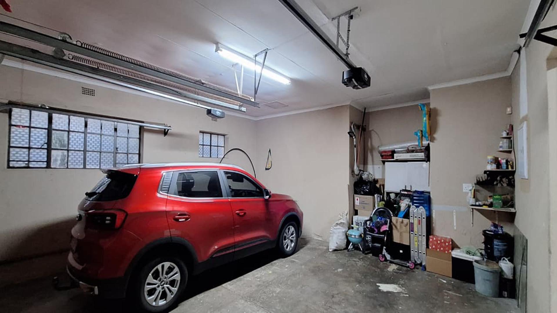 Garage - 47 square meters of property in Brackenhurst