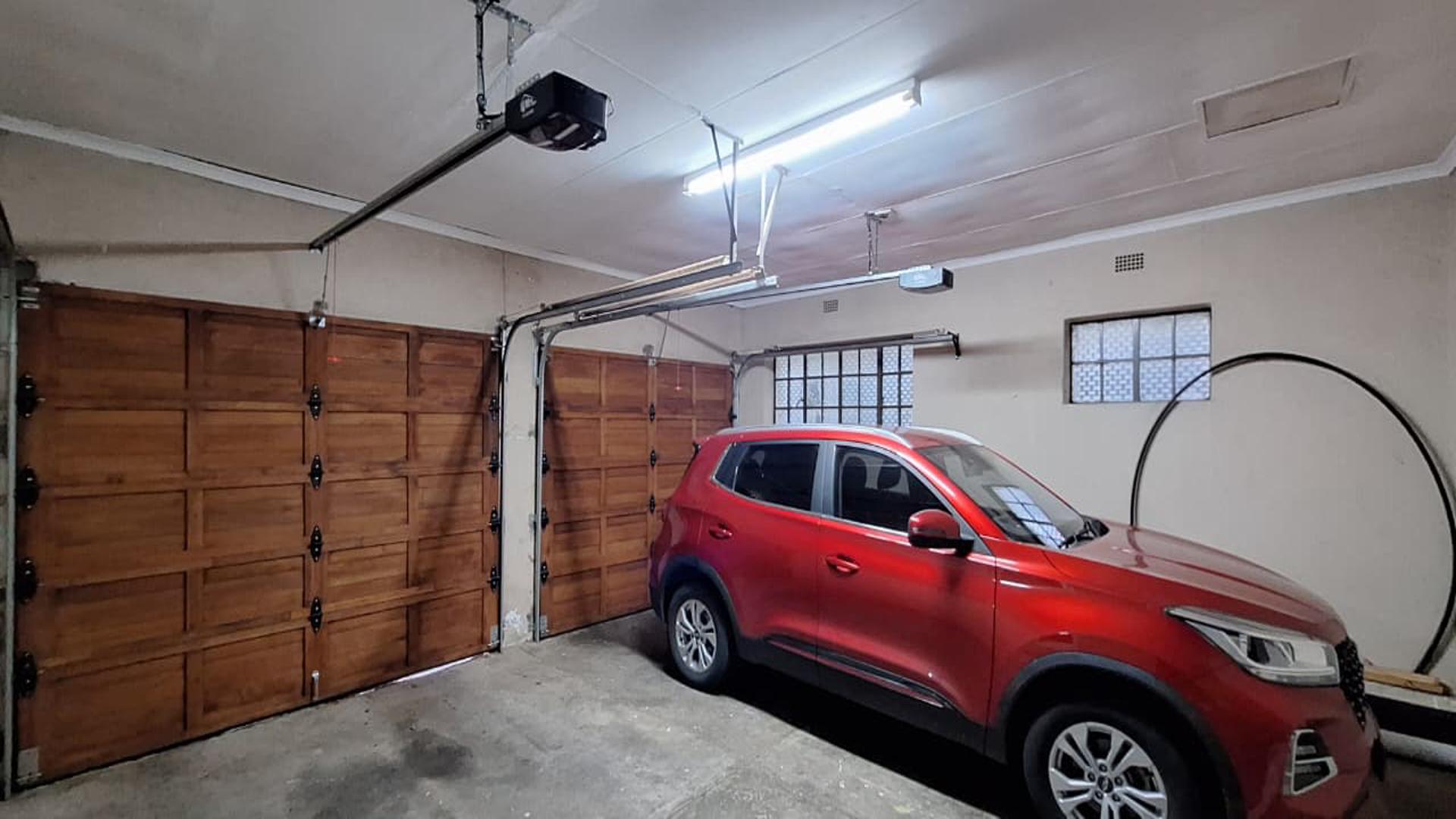 Garage - 47 square meters of property in Brackenhurst