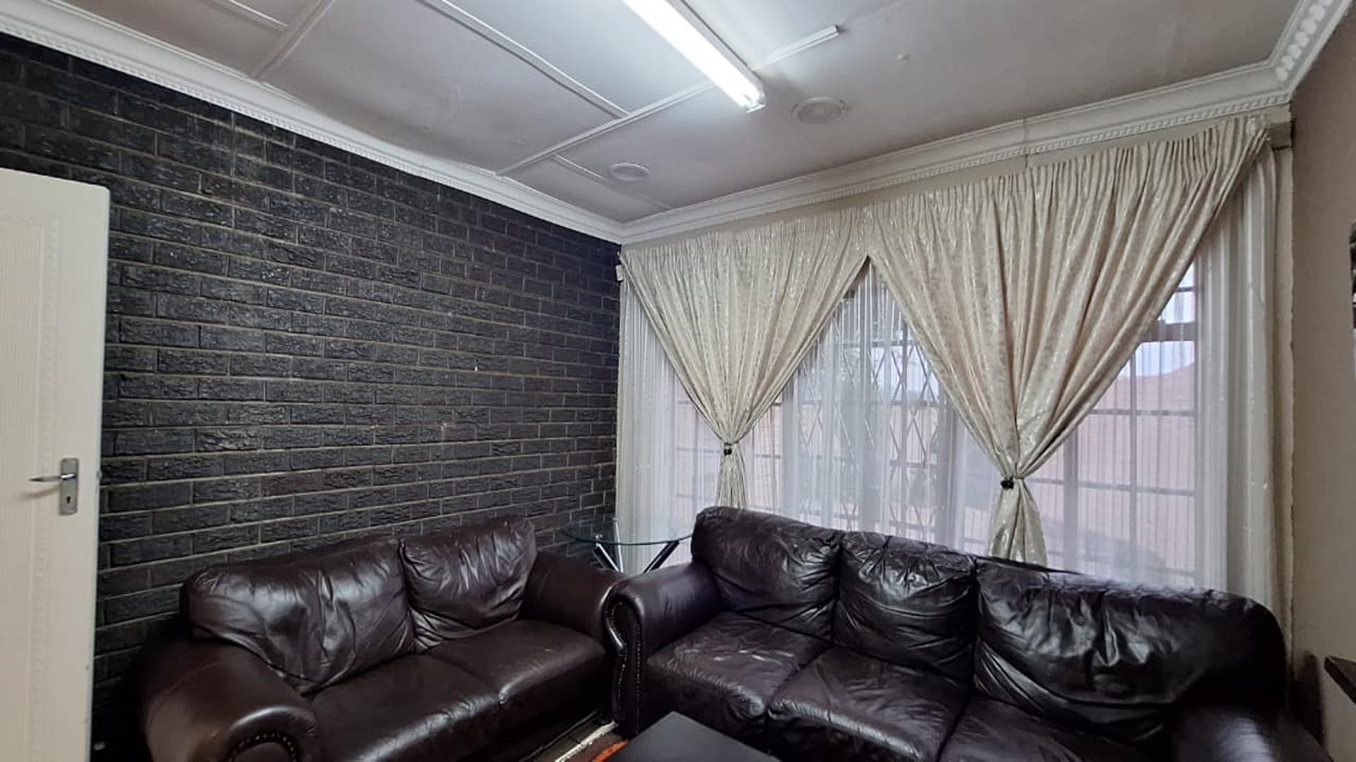 Informal Lounge - 17 square meters of property in Brackenhurst