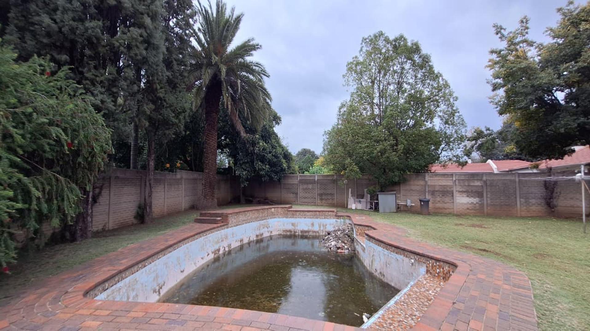 Swimming Pool of property in Brackenhurst