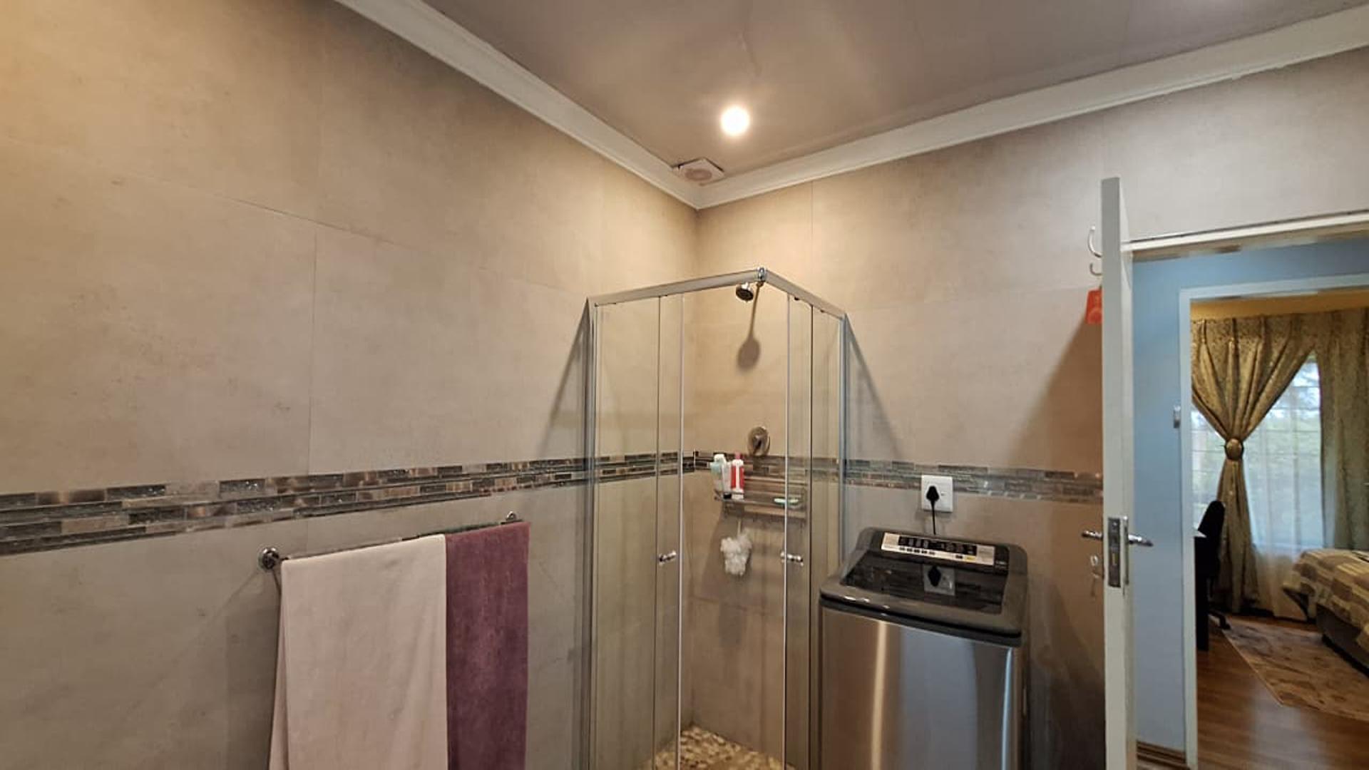 Bathroom 1 - 12 square meters of property in Brackenhurst