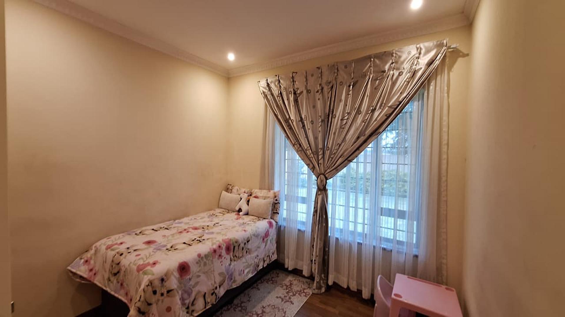 Bed Room 1 - 13 square meters of property in Brackenhurst