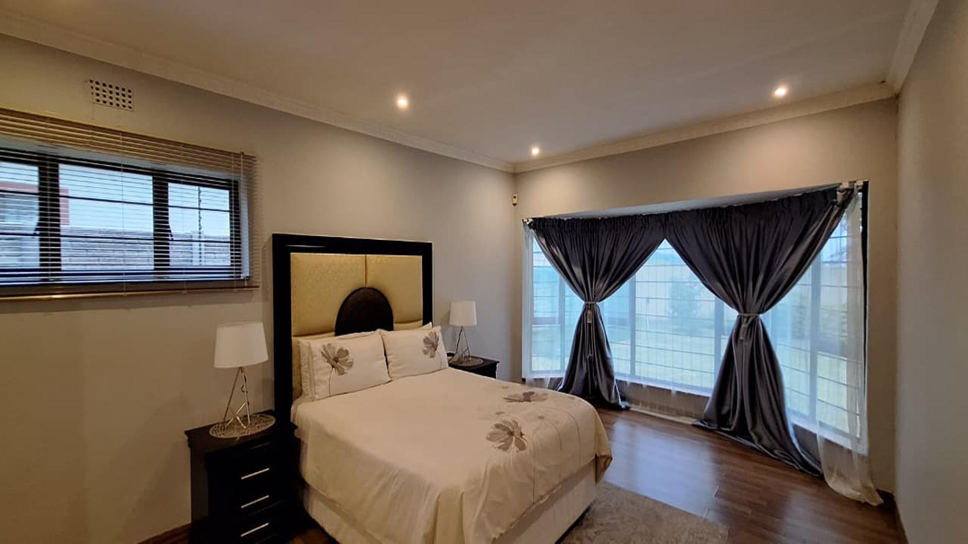 Main Bedroom - 26 square meters of property in Brackenhurst