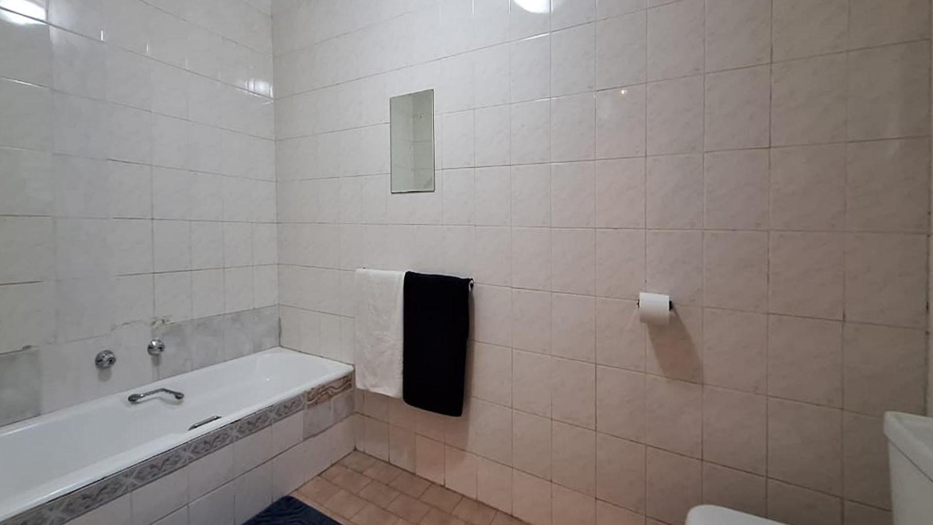 Main Bathroom - 10 square meters of property in Brackenhurst