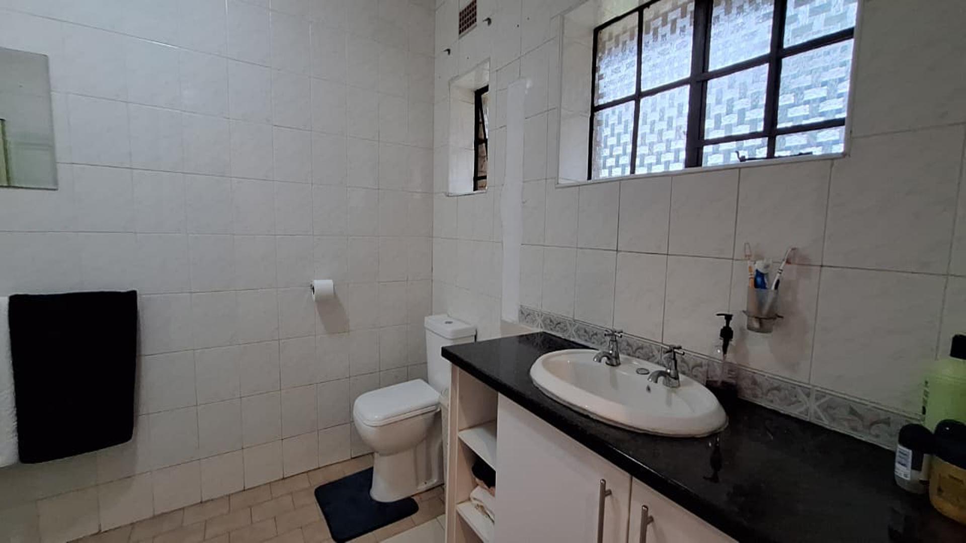 Main Bathroom - 10 square meters of property in Brackenhurst