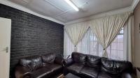 Informal Lounge - 17 square meters of property in Brackenhurst