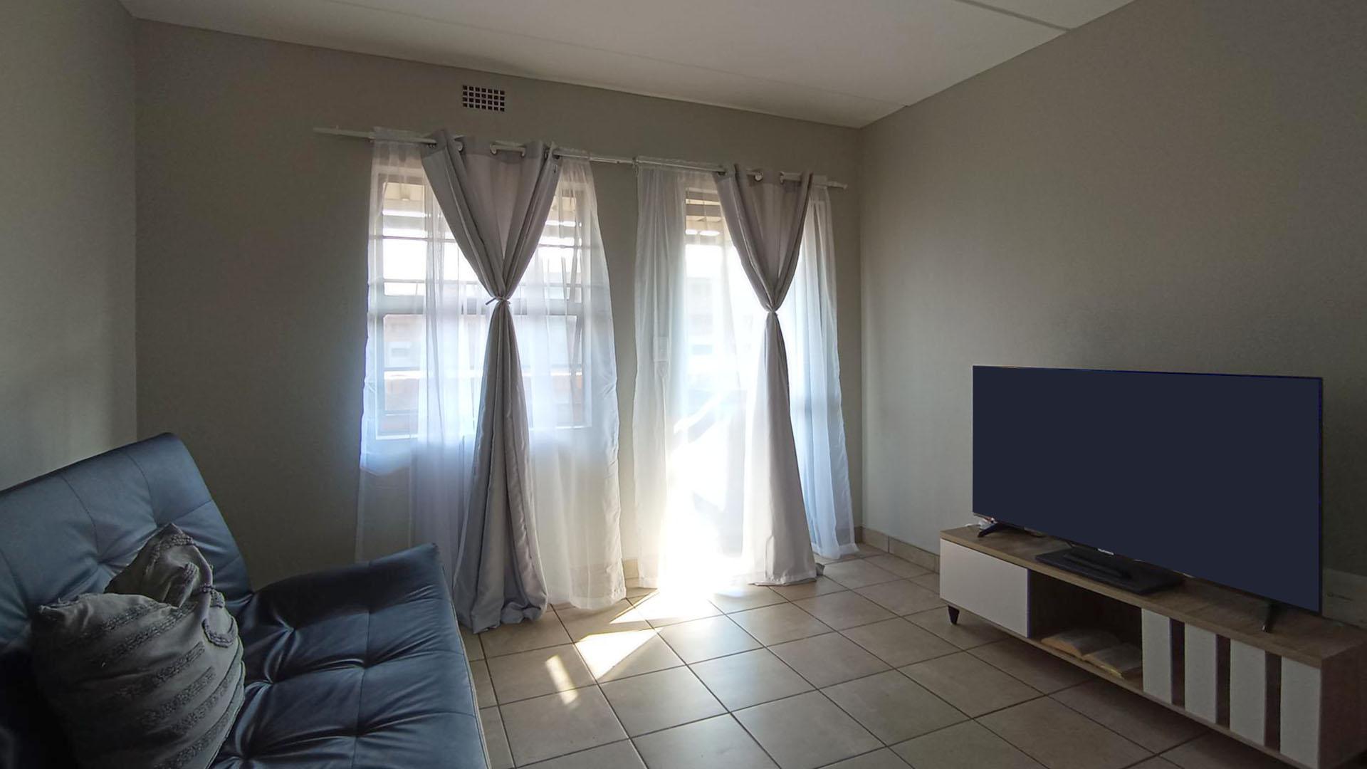 Lounges - 16 square meters of property in Montana Tuine