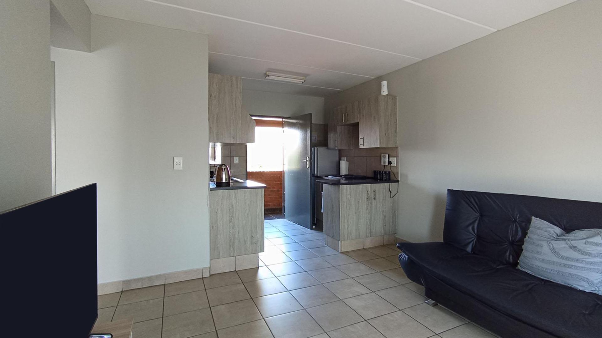 Lounges - 16 square meters of property in Montana Tuine