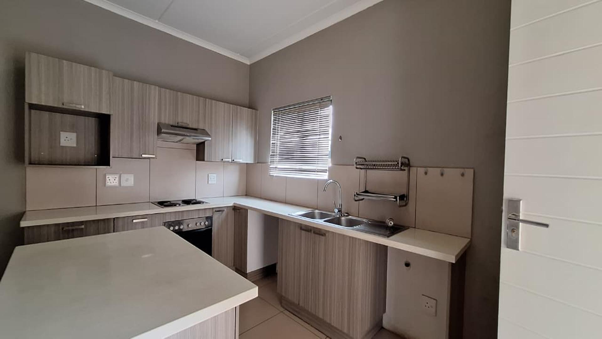 Kitchen - 22 square meters of property in Lilianton