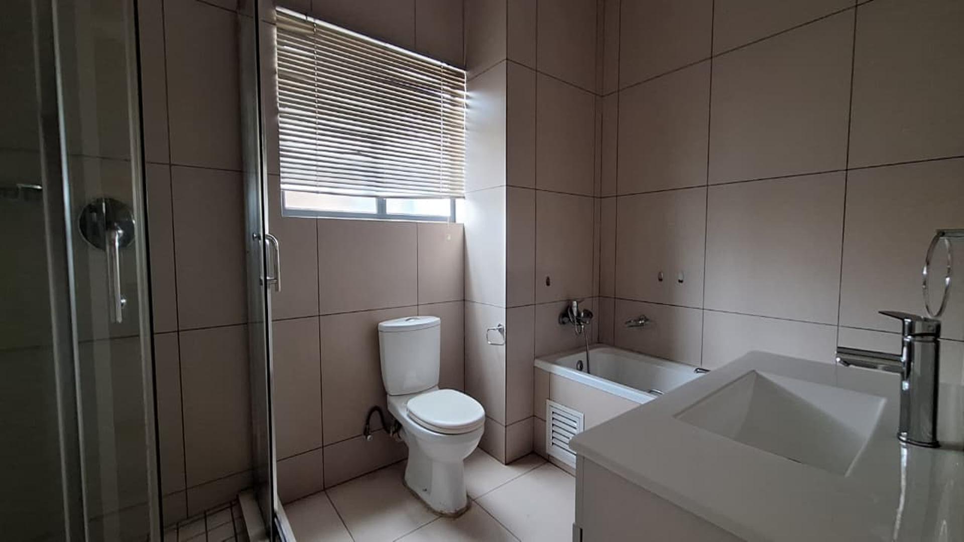 Main Bathroom - 8 square meters of property in Lilianton