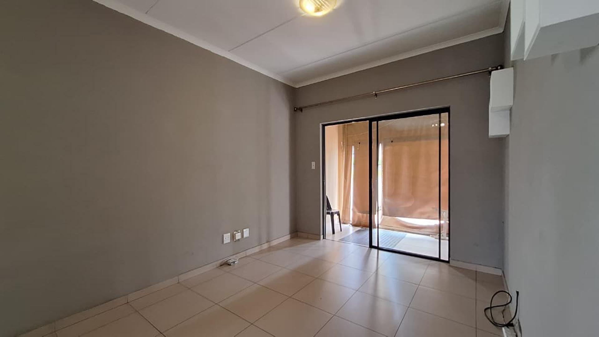 Lounges - 18 square meters of property in Lilianton