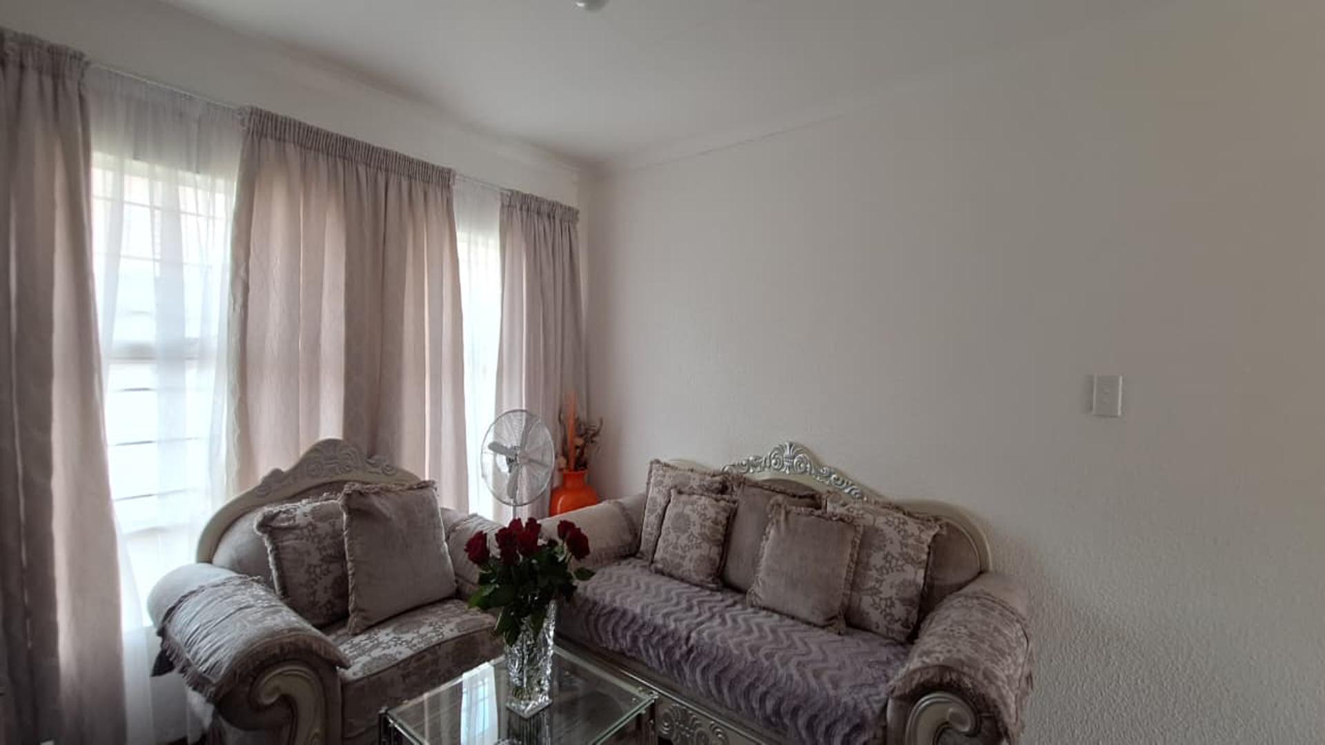 Lounges - 12 square meters of property in Orion Park