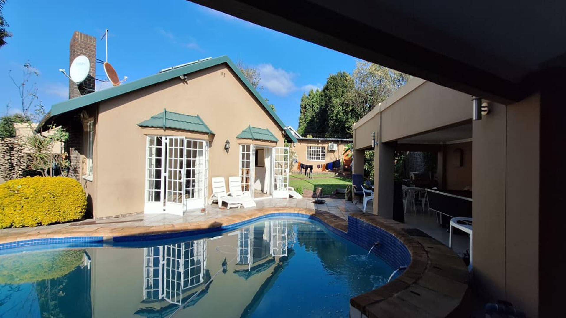 Swimming Pool of property in Bordeaux