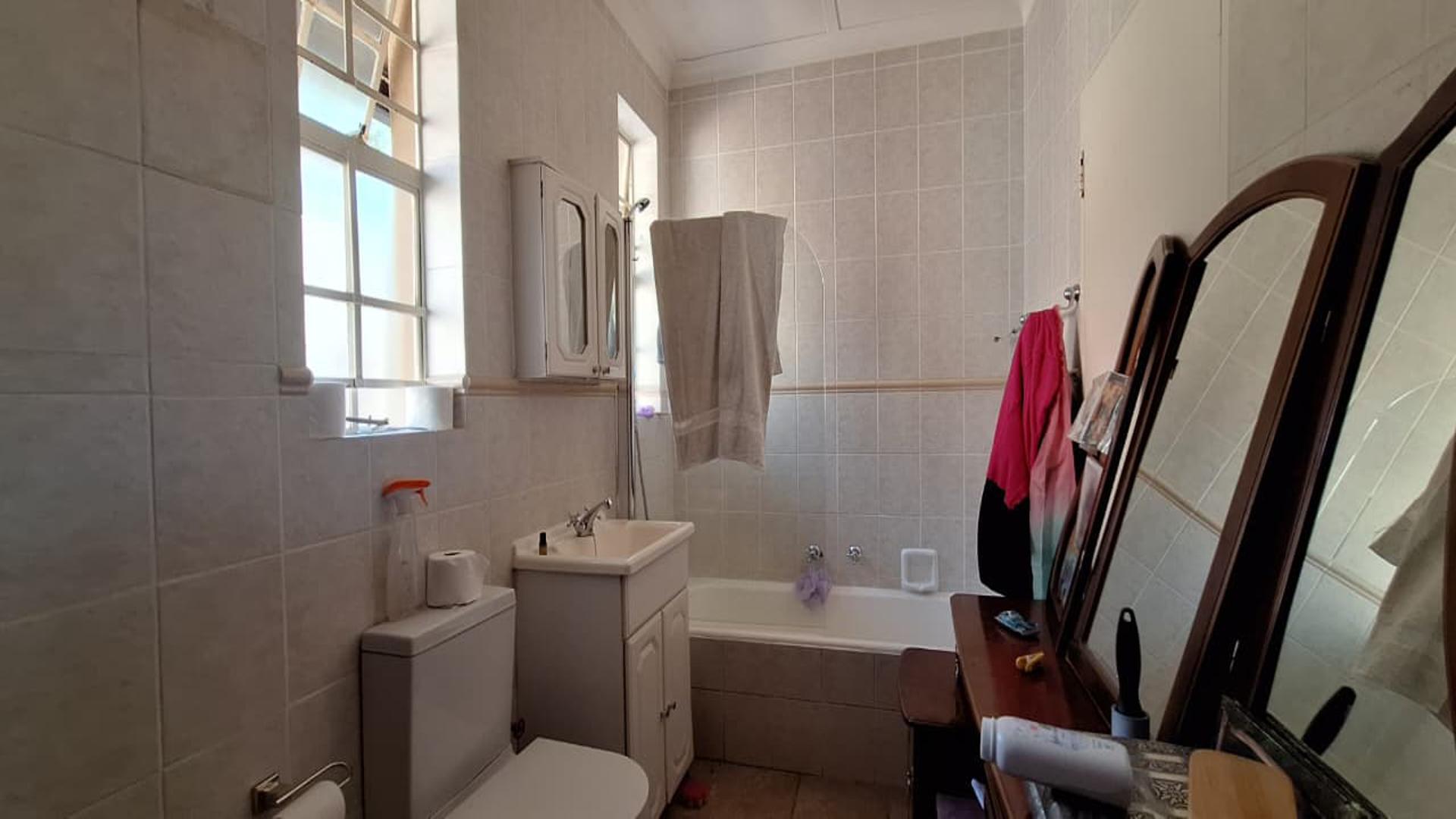 Main Bathroom - 7 square meters of property in Bordeaux