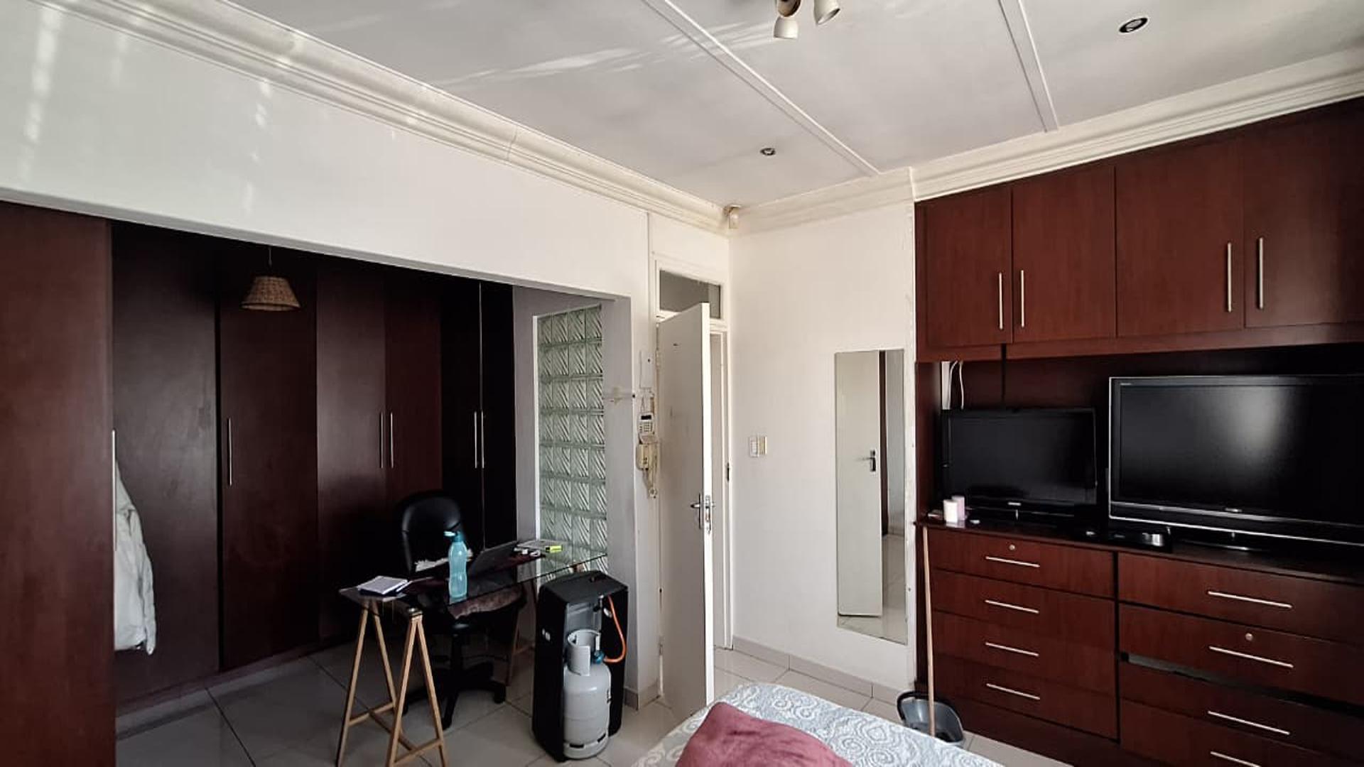 Main Bedroom - 15 square meters of property in Bordeaux