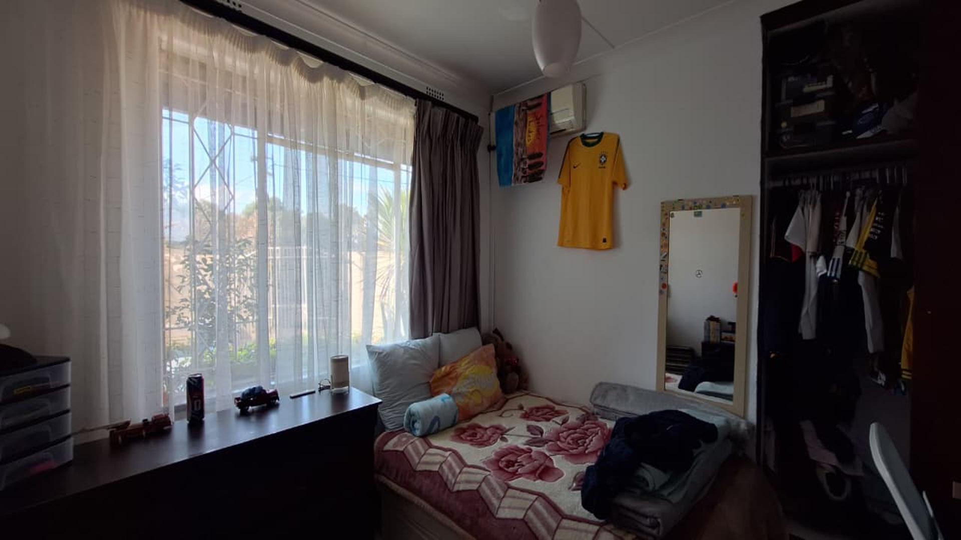 Bed Room 1 - 32 square meters of property in Bordeaux