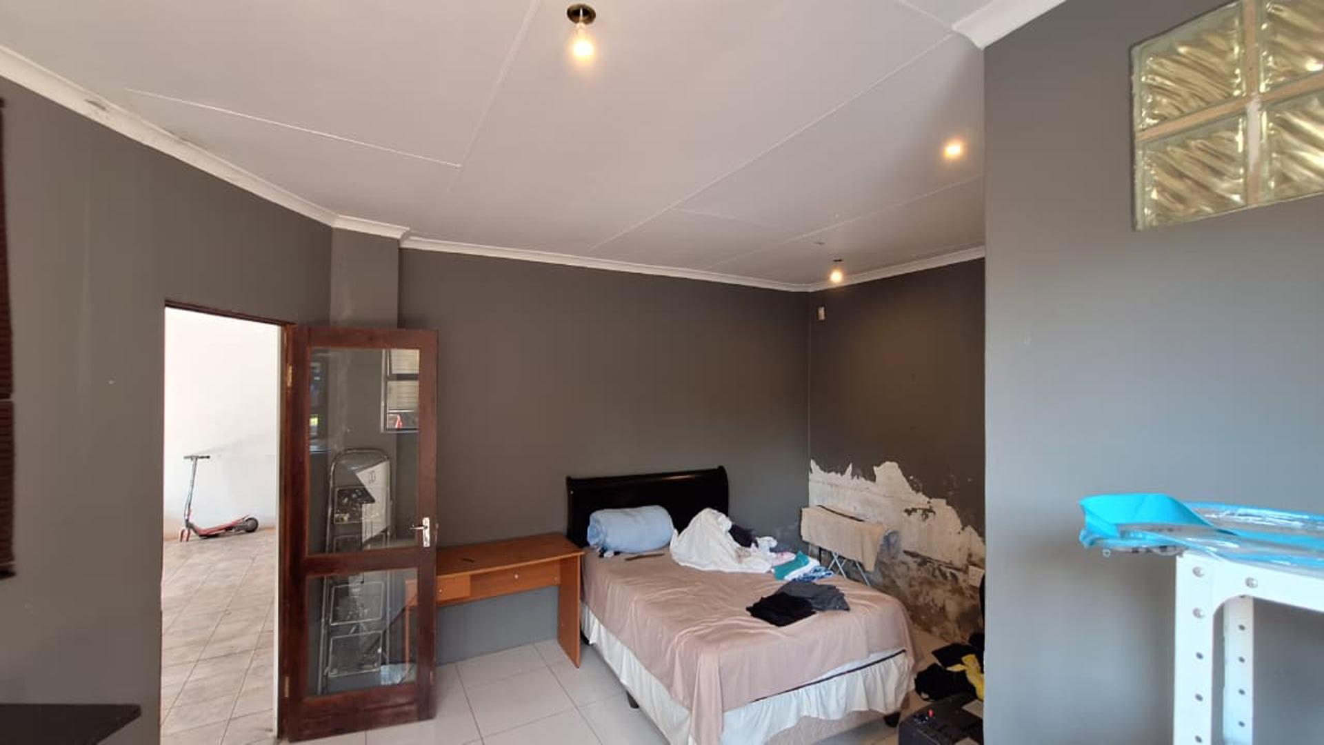Bed Room 3 - 27 square meters of property in Bordeaux