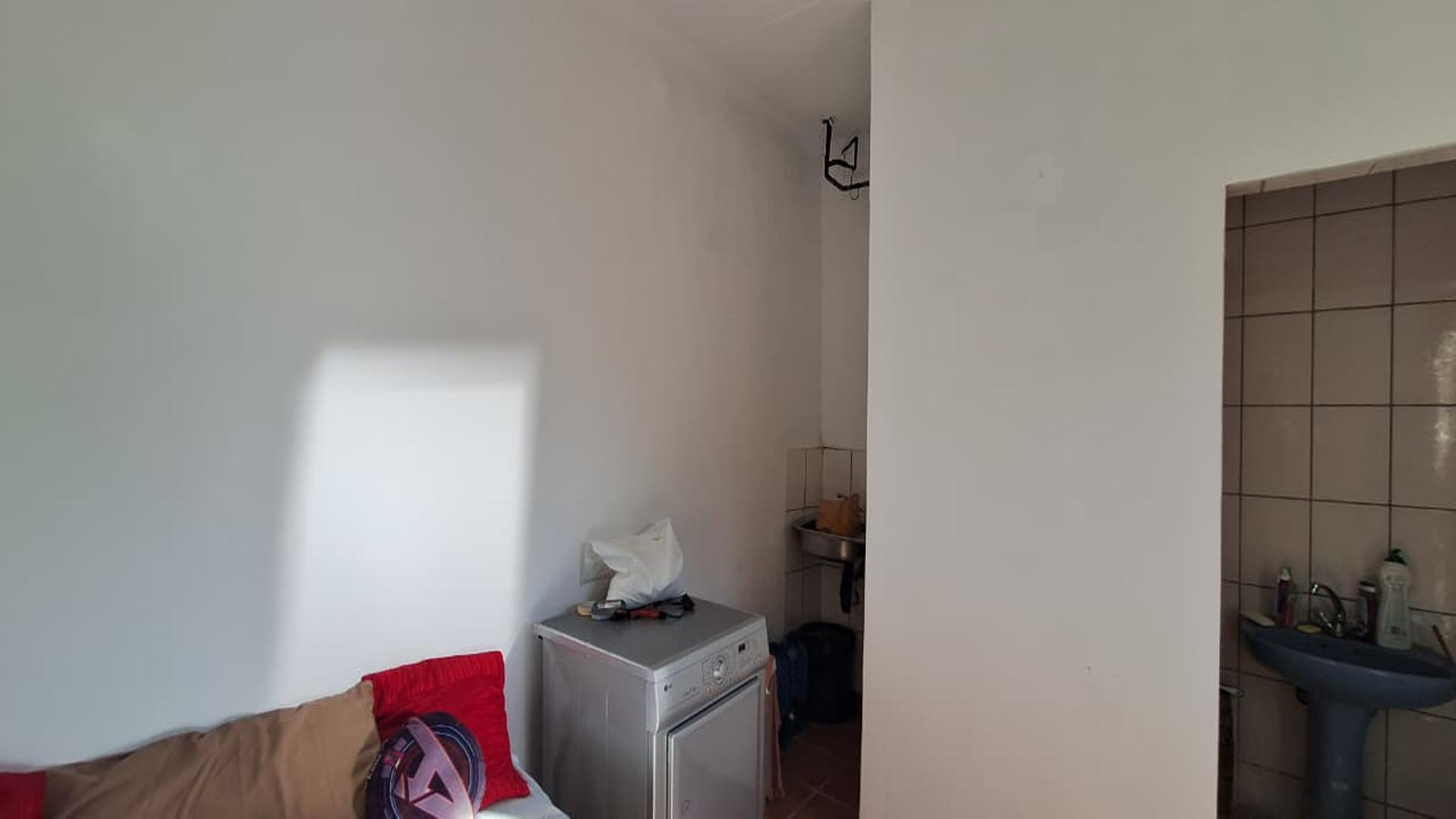 Bed Room 2 - 11 square meters of property in Bordeaux