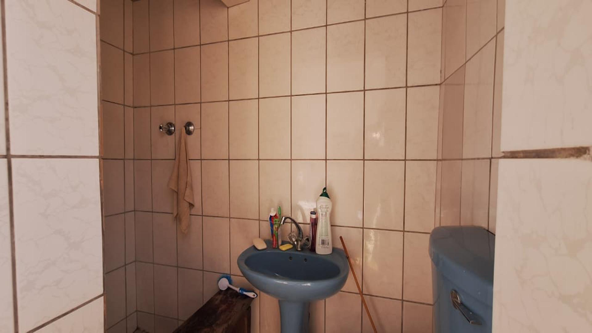 Bathroom 2 - 3 square meters of property in Bordeaux