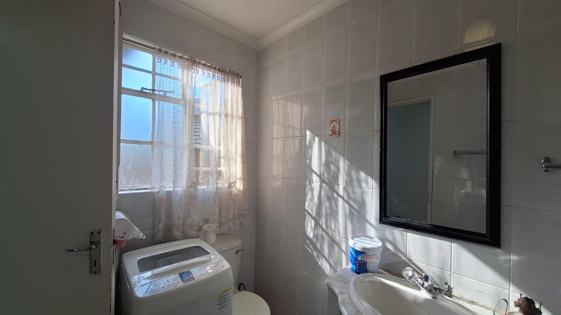 Bathroom 1 - 10 square meters of property in Bordeaux