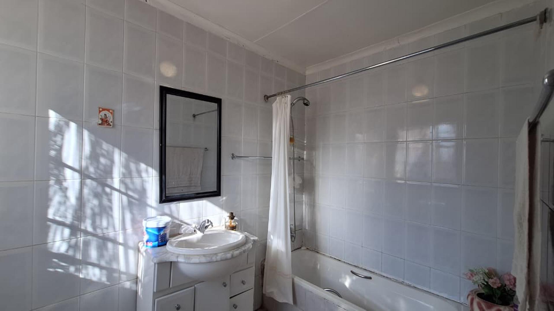 Bathroom 1 - 10 square meters of property in Bordeaux