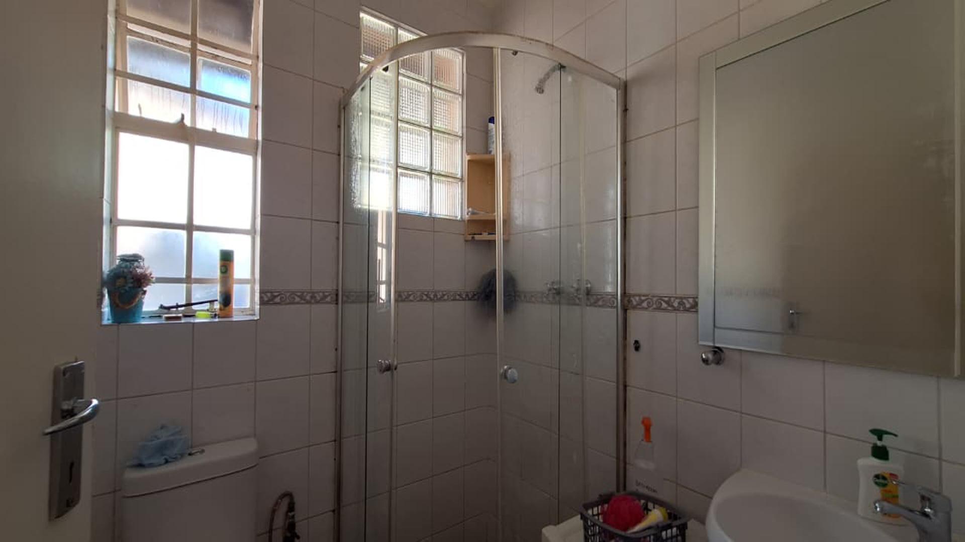 Bathroom 1 - 10 square meters of property in Bordeaux