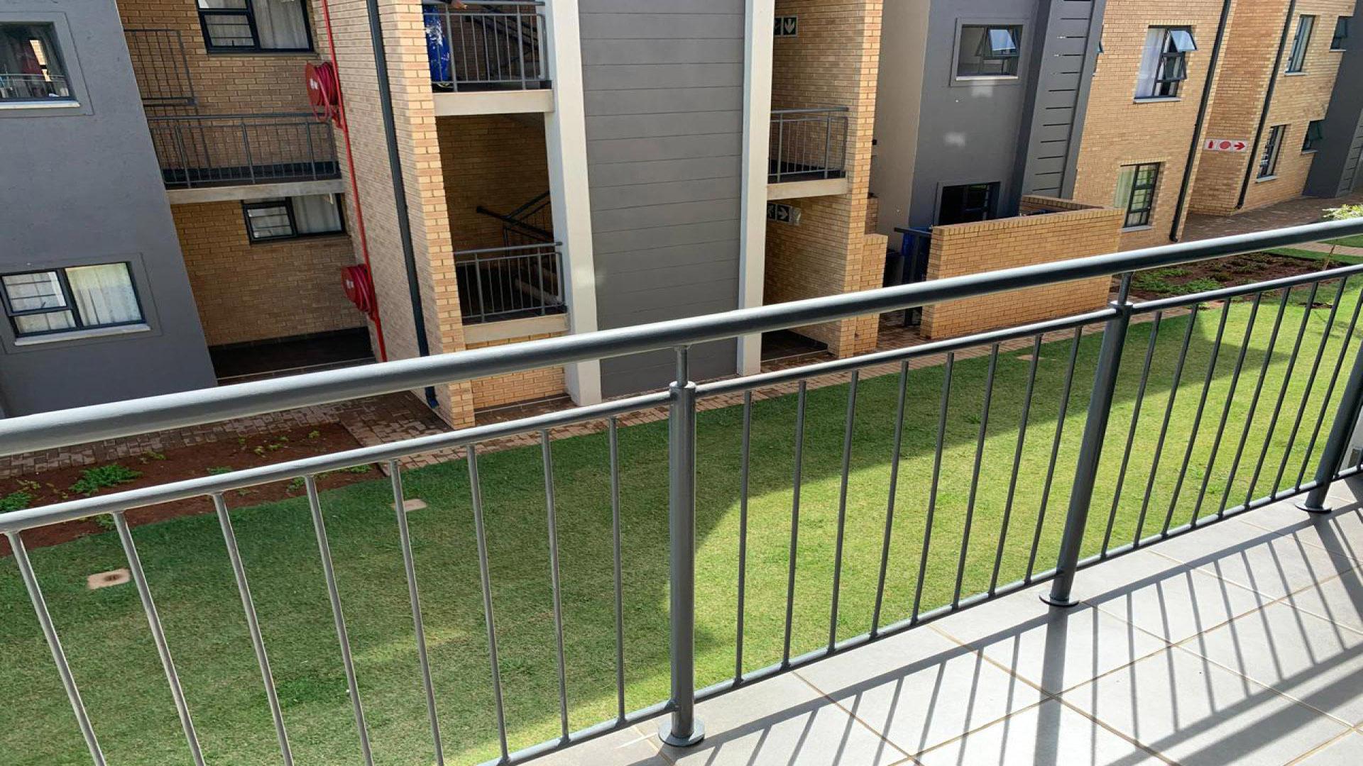 Balcony of property in Sinoville