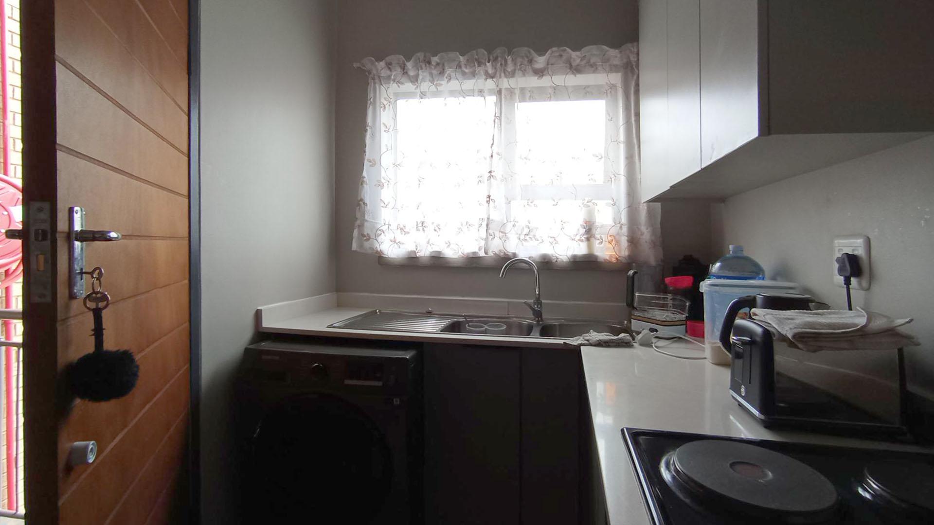 Kitchen - 7 square meters of property in Sinoville