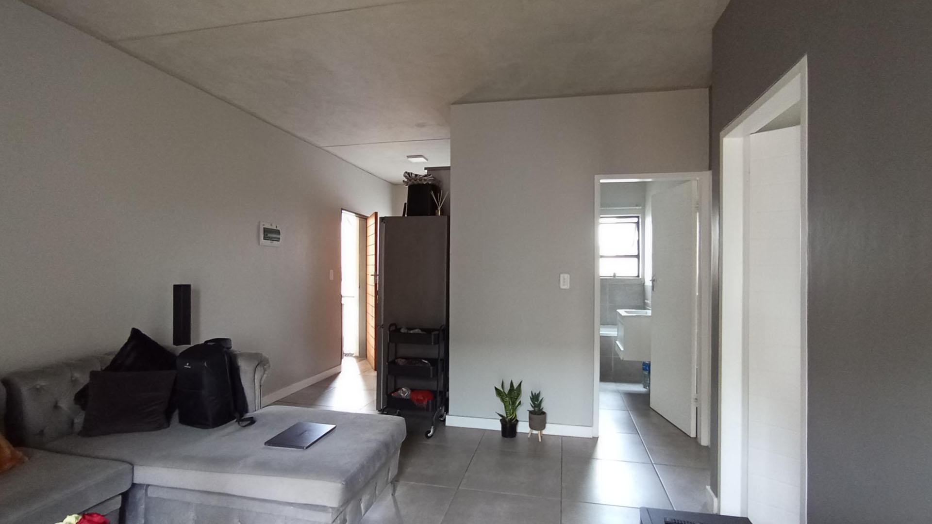 Lounges - 17 square meters of property in Sinoville