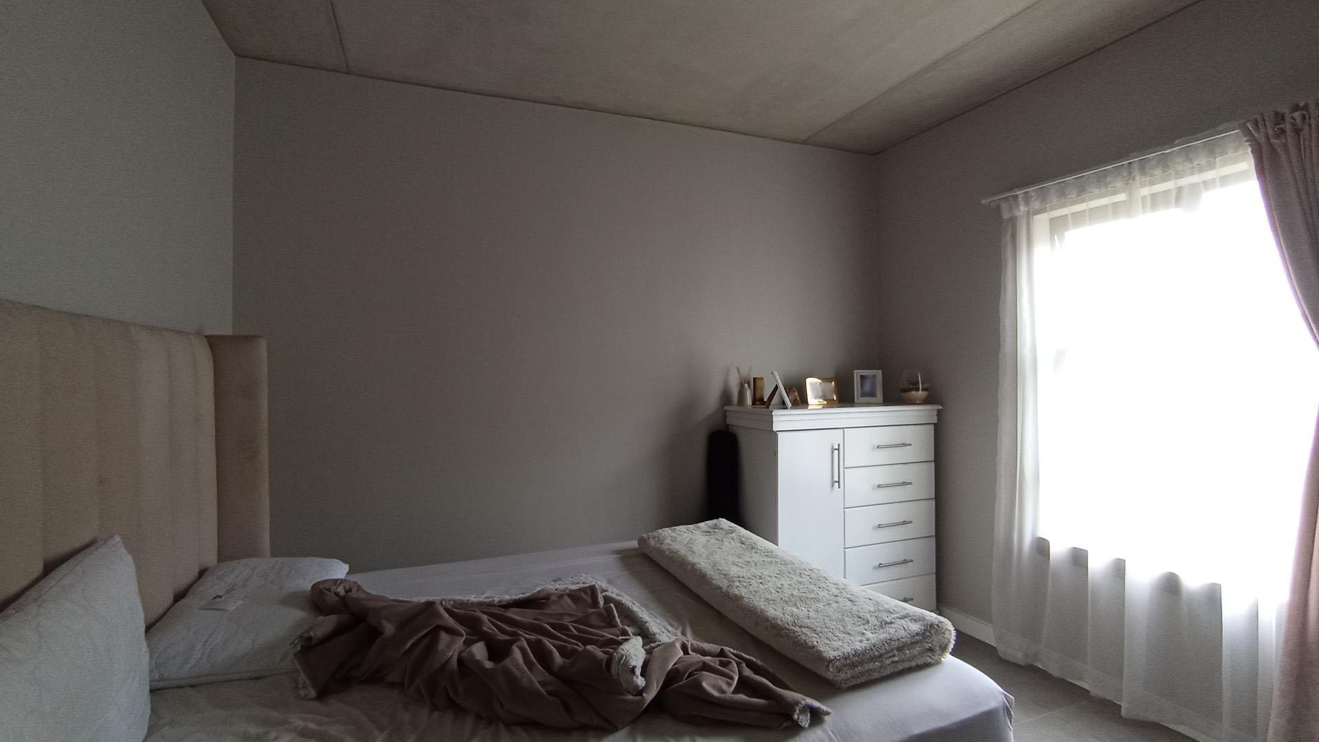 Bed Room 2 - 14 square meters of property in Sinoville