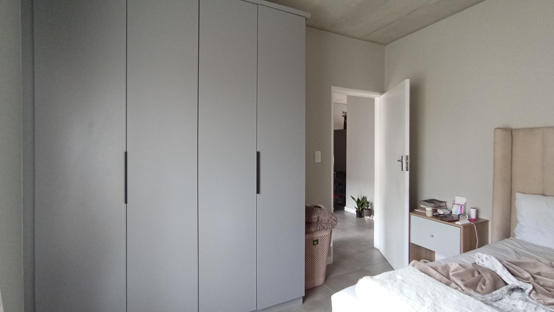 Bed Room 2 - 14 square meters of property in Sinoville