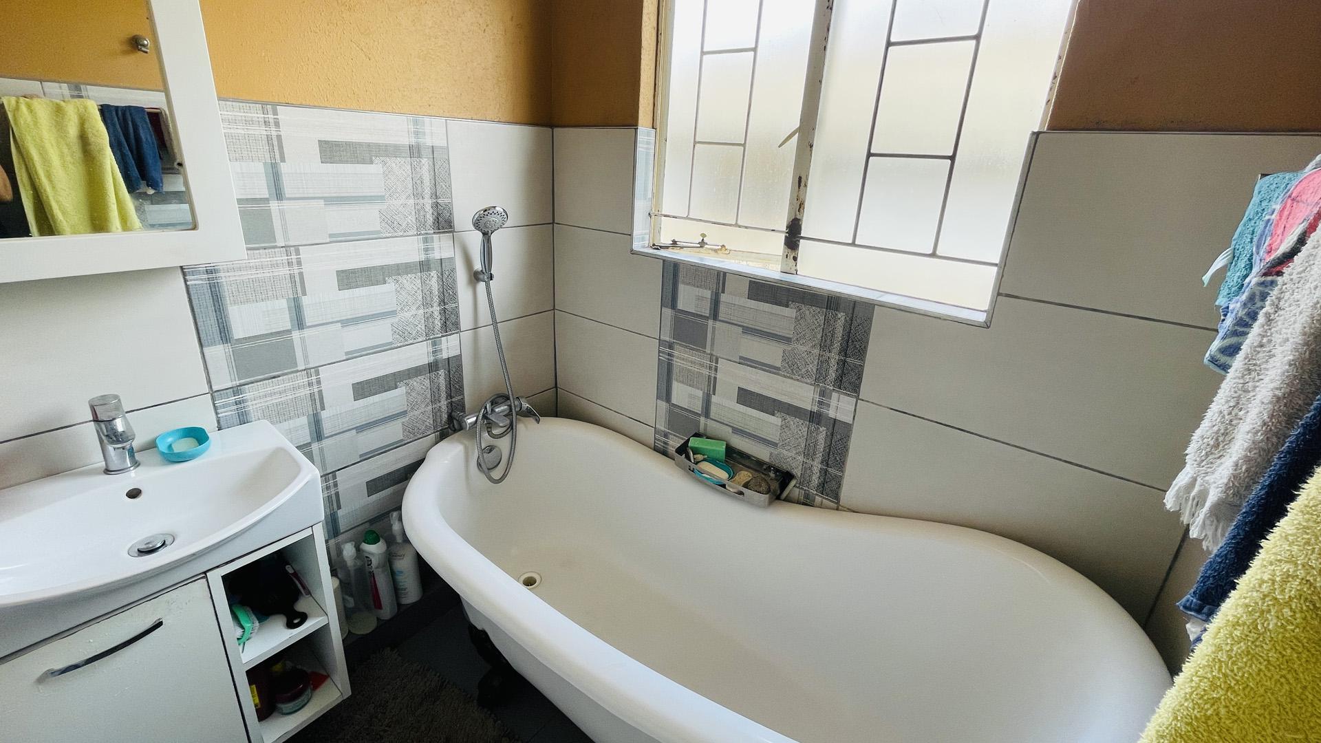Bathroom 1 of property in Duvha Park