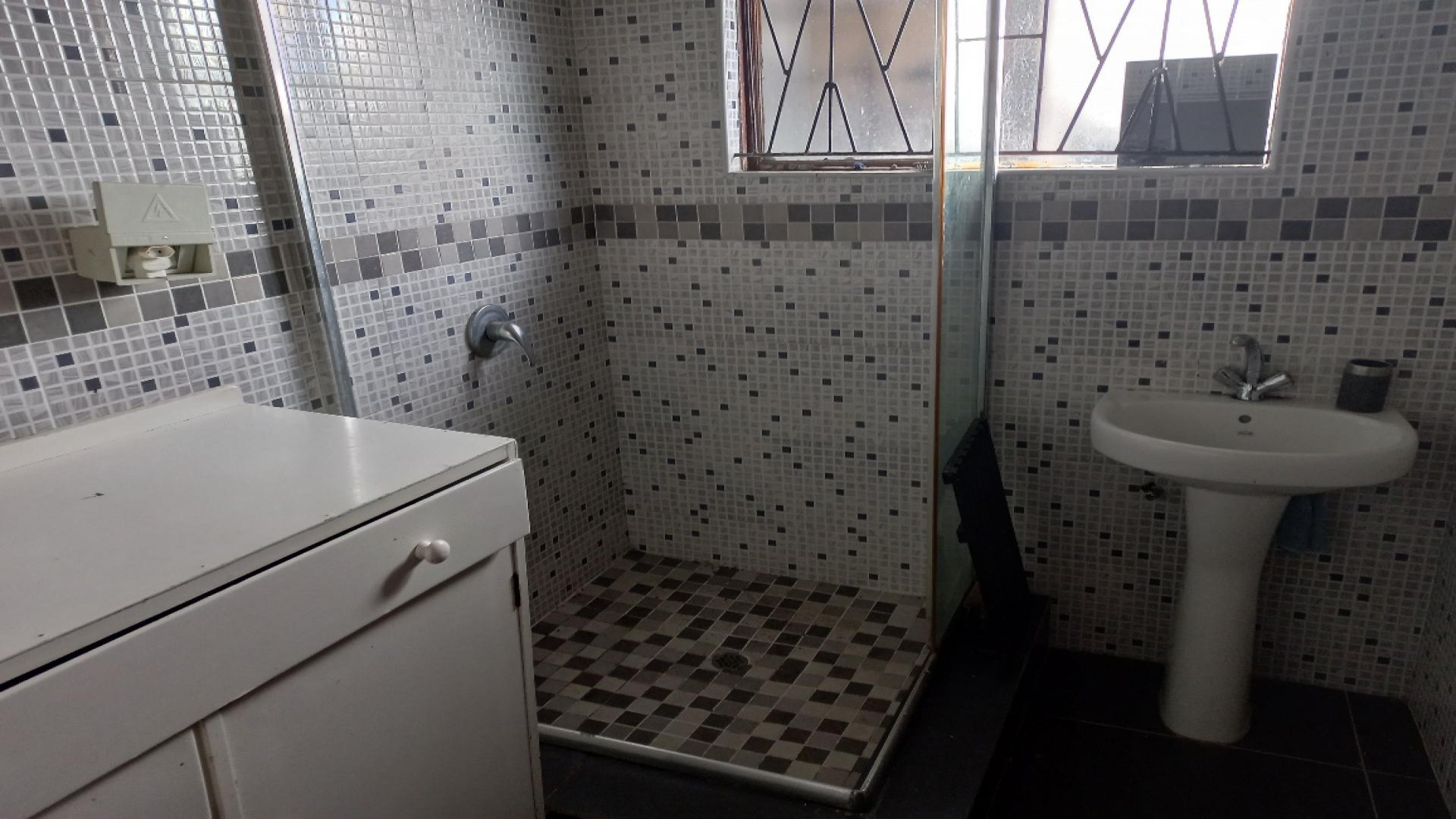 Bathroom 1 of property in Verulam 