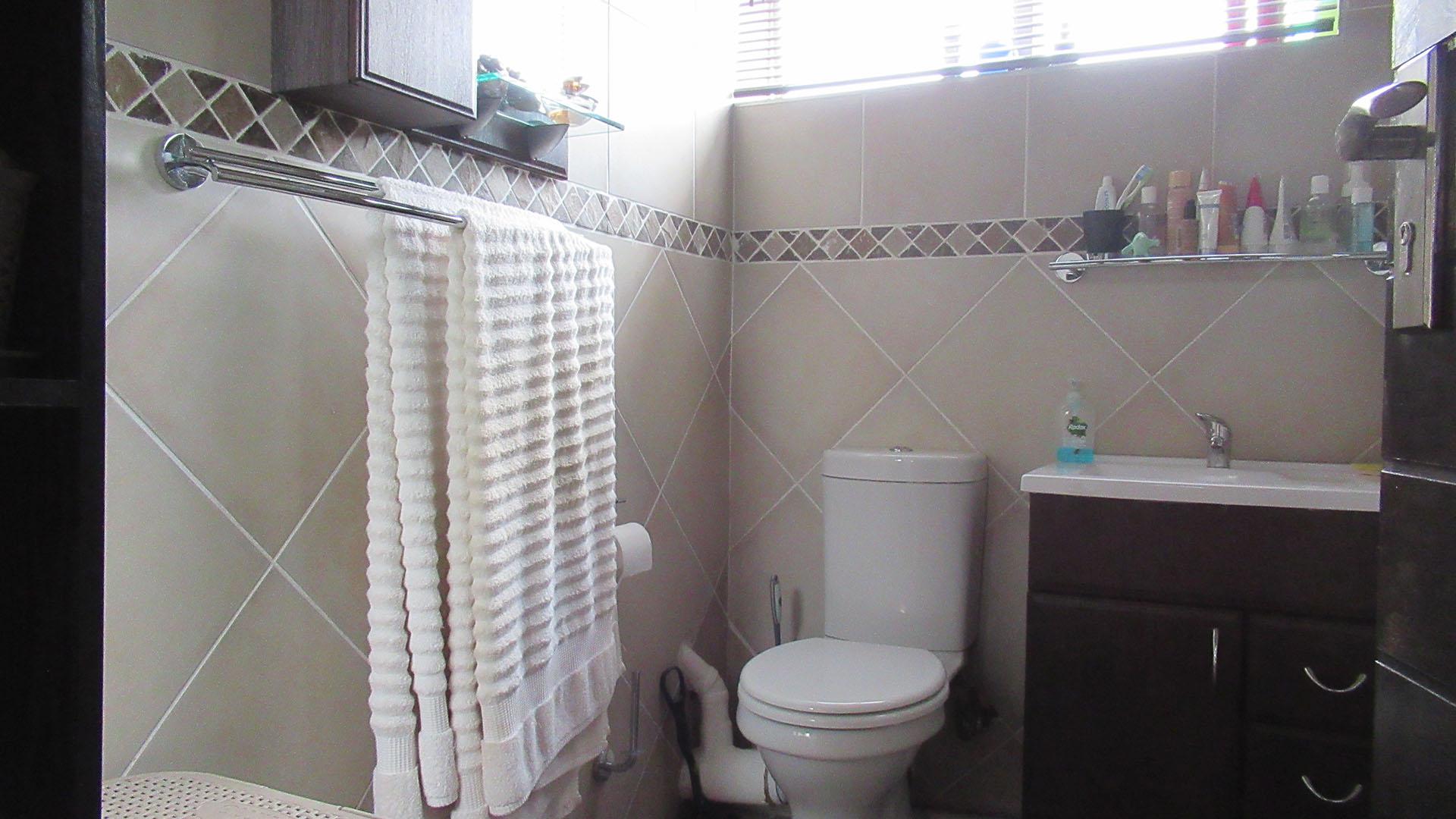Bathroom 1 - 7 square meters of property in Eastleigh