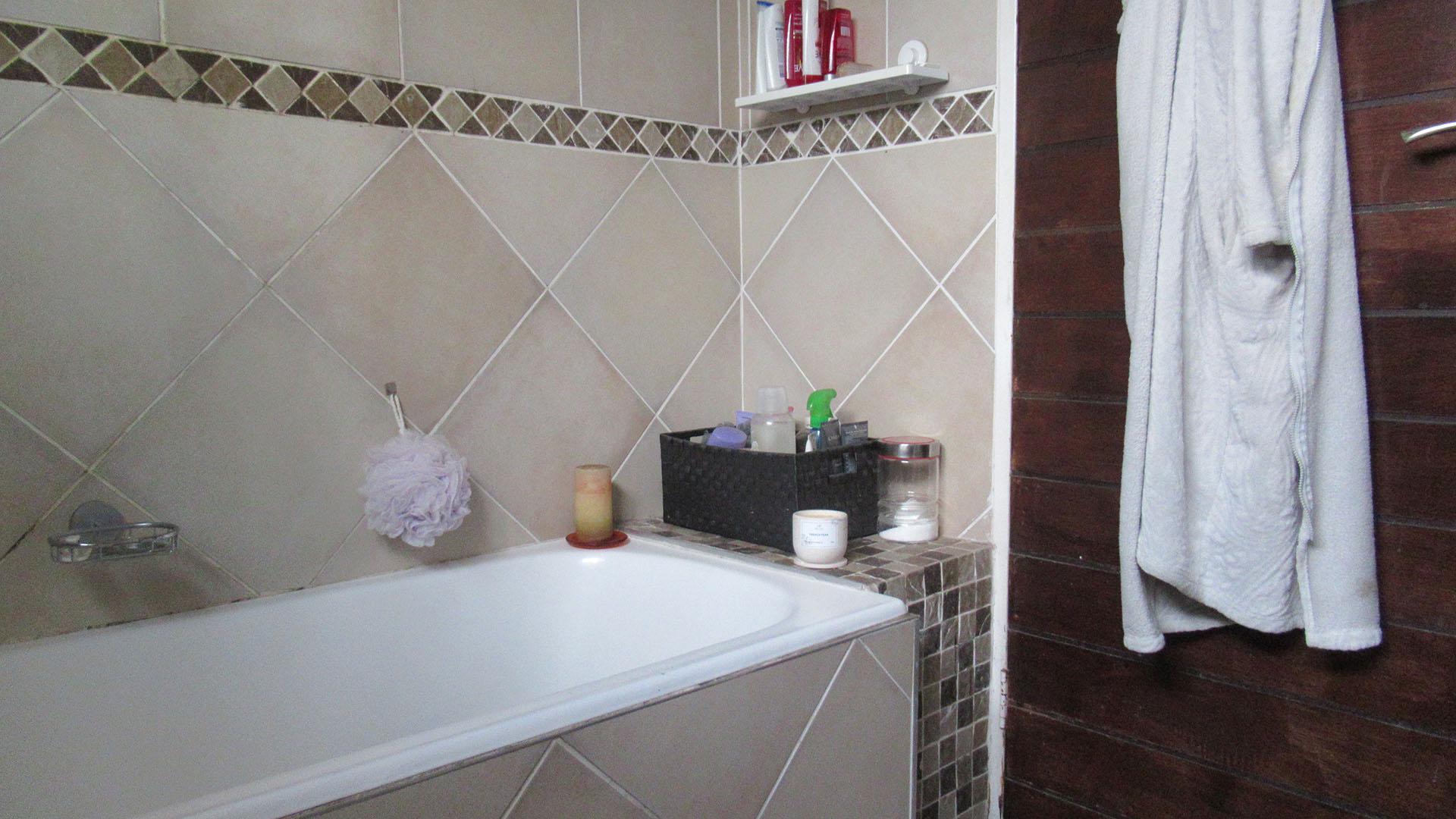 Bathroom 1 - 7 square meters of property in Eastleigh