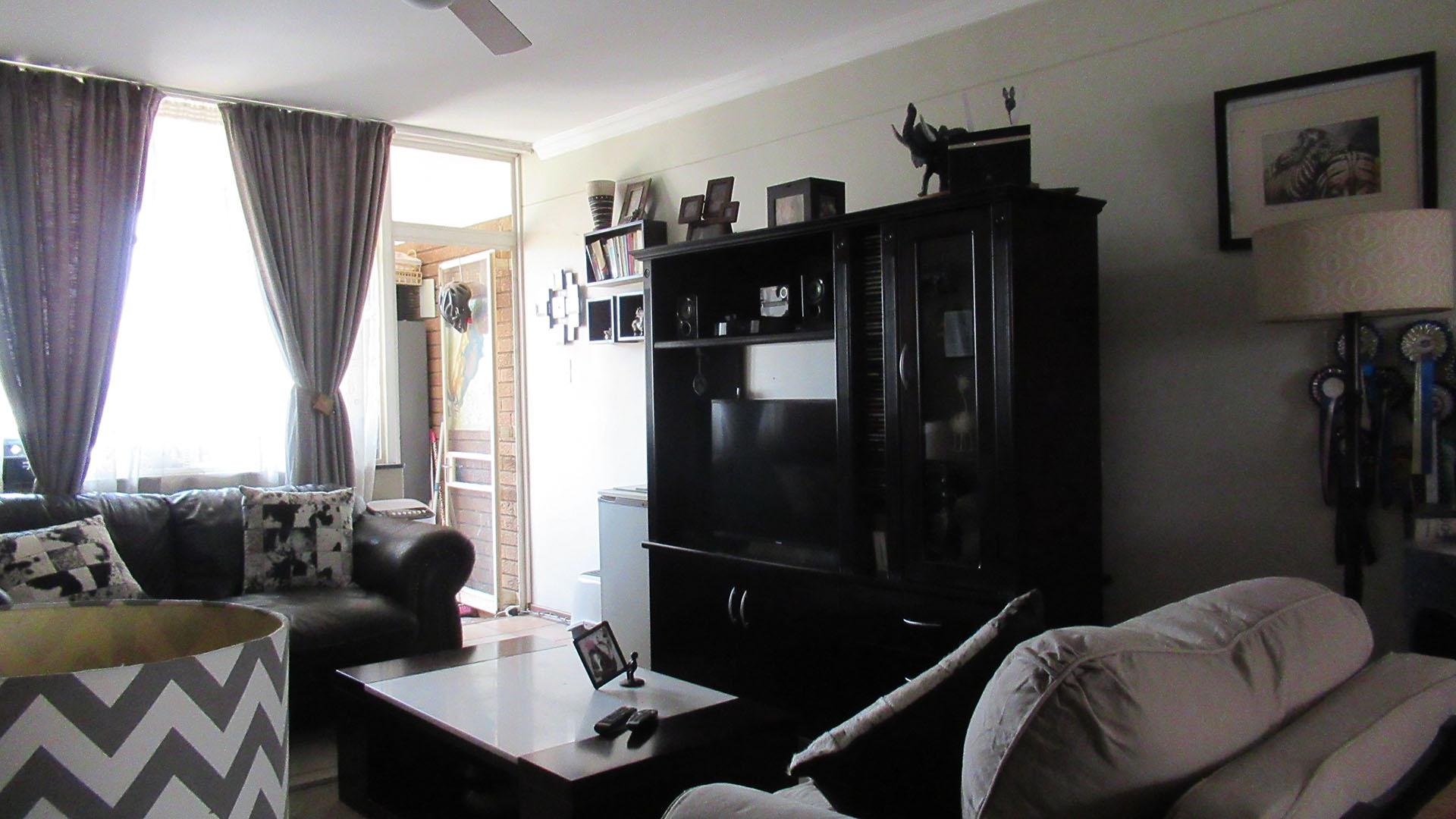 Lounges - 31 square meters of property in Eastleigh