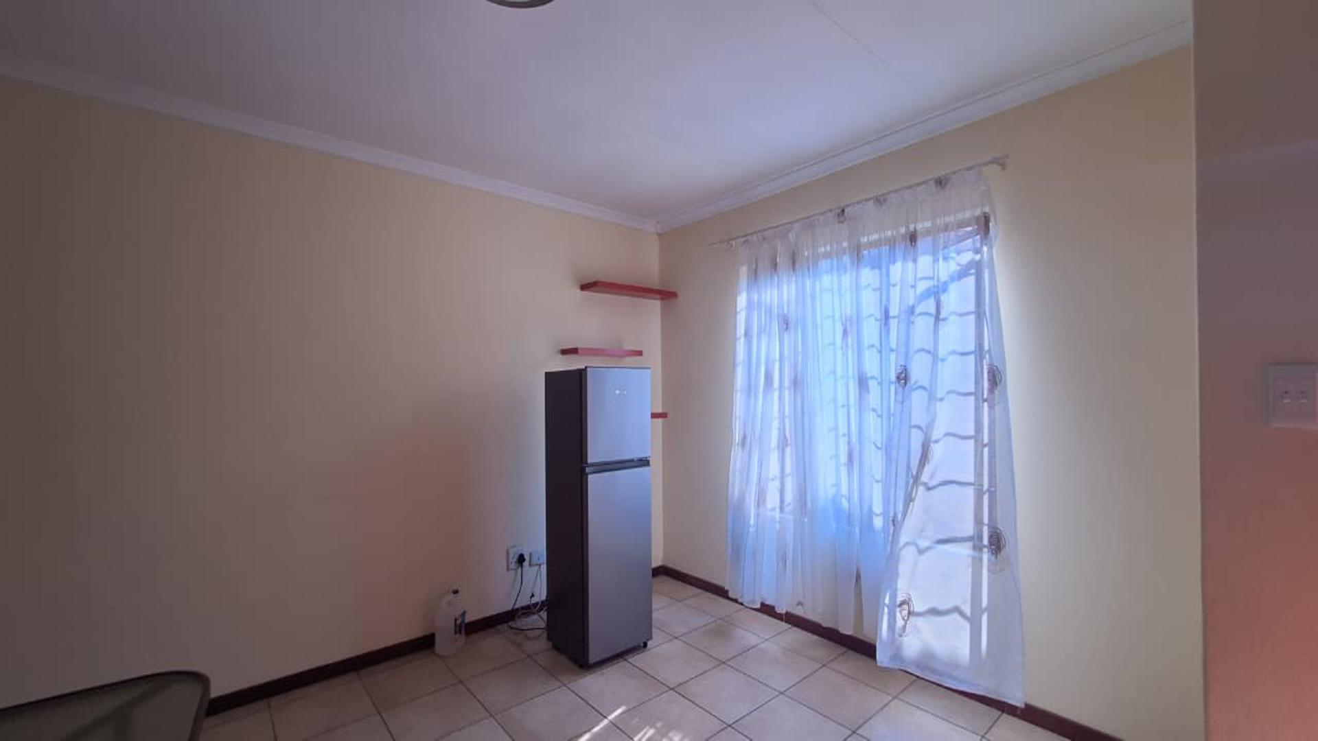 Lounges - 25 square meters of property in Krugersdorp