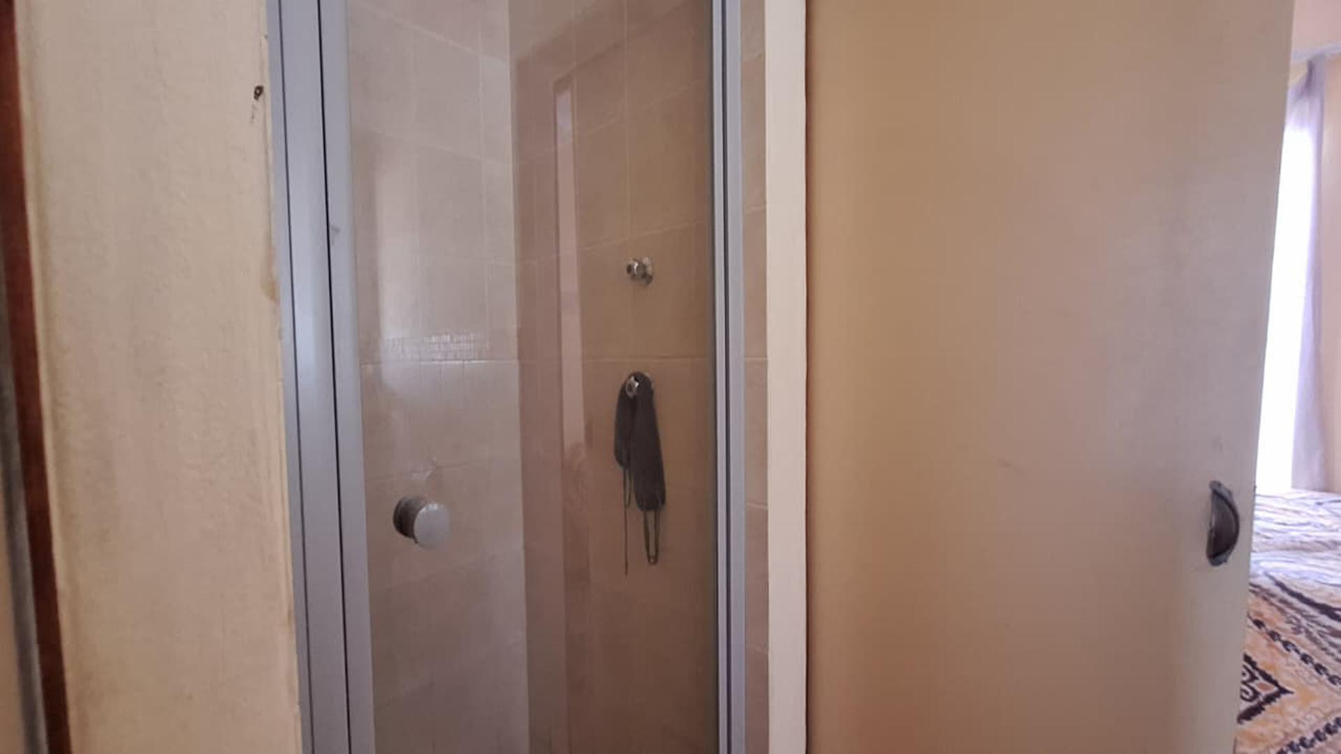 Bathroom 1 - 3 square meters of property in Krugersdorp
