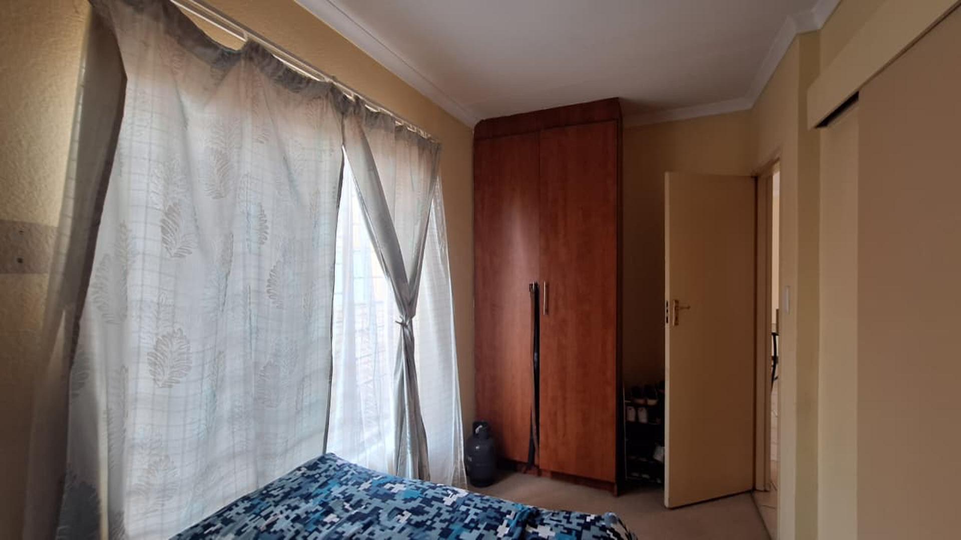Bed Room 1 - 11 square meters of property in Krugersdorp